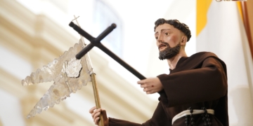 La Parroquia de San Francisco recupera una imagen de su Titular de la escuela carraqueña e incorpora un frente de altar de Manuel Oliva