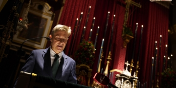Prieto Massoni exaltó a la Santa Cruz entrelazando la historia de la cruz, sus recuerdos cofradieros y la dimensión evangelizadora de las hermandades