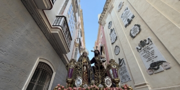 Afligidos lleva a las calles de Cádiz la celebración de sus tres siglos de historia
