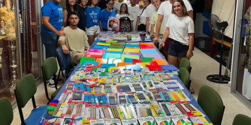 La Hermandad de Cristo Rey entrega al Colegio La Salle el material recogido para niños necesitados