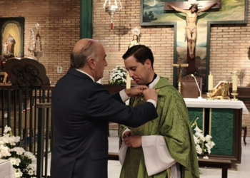López García-Mohedano recibió la insignia de la ciudad de Algeciras de la mano de Ignacio Landaluce