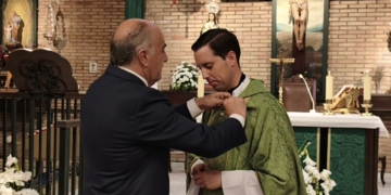 López García-Mohedano recibió la insignia de la ciudad de Algeciras de la mano de Ignacio Landaluce