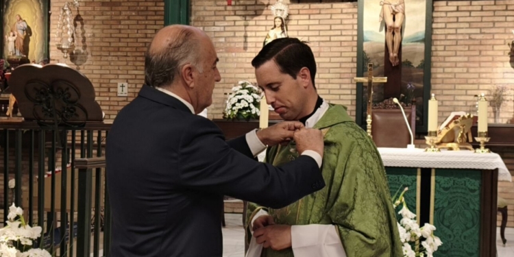 López García-Mohedano recibió la insignia de la ciudad de Algeciras de la mano de Ignacio Landaluce