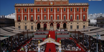 La Virgen del Carmen volvió a la Plaza del Rey 75 años después para conmemorar las bodas de diamantes de su Coronación
