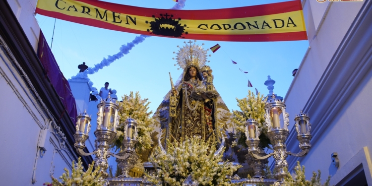 La Virgen del Carmen regresó en procesión gloriosa a su templo tras conmemorar el 75 aniversario de su Coronación