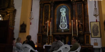 Los Servitas rezaron el Santo Rosario junto a la Virgen de los Dolores