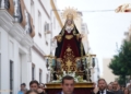 Nuestra Señora del Mayor Dolor abre con el rezo del Santo Rosario los actos de culto en octubre por las calles de San Fernando
