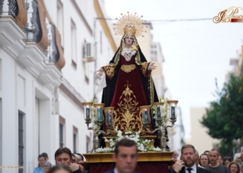 Nuestra Señora del Mayor Dolor abre con el rezo del Santo Rosario los actos de culto en octubre por las calles de San Fernando
