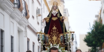 Nuestra Señora del Mayor Dolor abre con el rezo del Santo Rosario los actos de culto en octubre por las calles de San Fernando