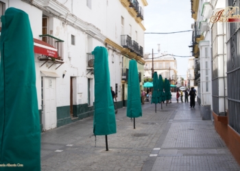 Las sombrillas fonoabsorbentes de Las Cortes ¿obligarán a cambiar el itinerario de San José, Rocío y el Corpus?
