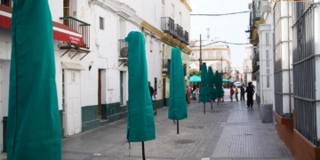 Las sombrillas fonoabsorbentes de Las Cortes ¿obligarán a cambiar el itinerario de San José, Rocío y el Corpus?