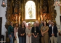 Los hermanos de Columna encargados de adecentar el altar de la Virgen del Rosario en la Iglesia Mayor