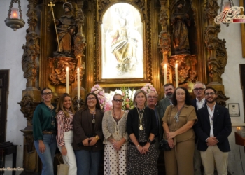 Los hermanos de Columna encargados de adecentar el altar de la Virgen del Rosario en la Iglesia Mayor
