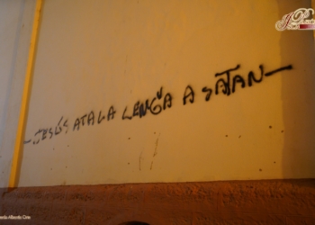 Pintadas con referencias a Satán en los muros de la Iglesia Mayor