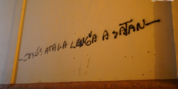 Pintadas con referencias a Satán en los muros de la Iglesia Mayor