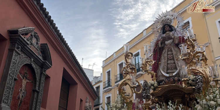 La Virgen de la Encarnación procesionó desde los Terceros con el inigualable acompañamiento musical de Tejera