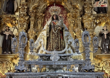 La Patrona sobre su paso para conmemorar con Triduo, Pontifical y extraordinaria el 75 aniversario de su Coronación