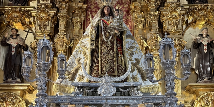 La Patrona sobre su paso para conmemorar con Triduo, Pontifical y extraordinaria el 75 aniversario de su Coronación