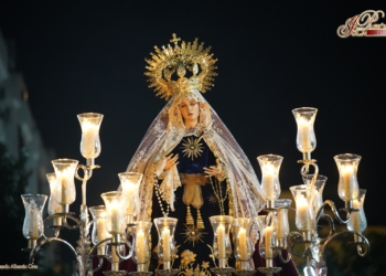 La Virgen de la Esperanza Coronada presidió el rezo del Santo Rosario por la feligresía de la Castrense