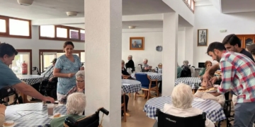Los cofrades de Columna colaboraron con la residencia de ancianos de San José en una nueva merienda