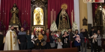 Los niños bautizados en el último año fueron presentados ante la Trinidad y el Cautivo