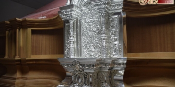 El paso de Caridad se sigue revistiendo de plata con una nueva capilla lateral