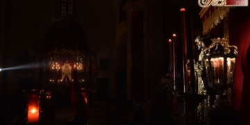 La lluvia impidió el rezo del Vía-Crucis junto al Medinaceli por las calles de la feligresía