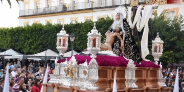 La mortaja isleña tiñe de negro y blanco las calles de una ciudad rendida a Caridad