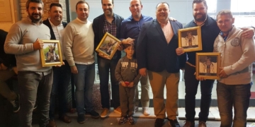 La abacería ‘La Cañaílla’ reconoce a cuatro de los cargadores de la Hermandad del Nazareno