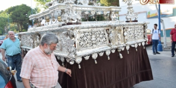 La cuadrilla de Pepe ‘Mellao’ tiene su primer contacto con el paso del Carmen en su traslado
