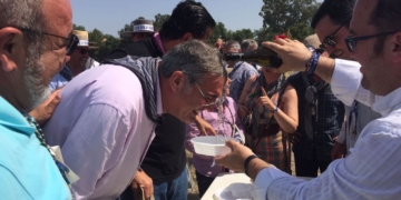 El bautizo de los nuevos romeros marca el inicio de la última jornada del camino rociero