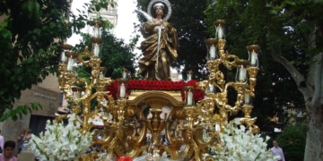 Santa Lucía realizó su anual salida procesional por las calles de Sevilla
