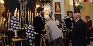 Un Besamano culmina los cultos en honor a la Virgen de la Soledad
