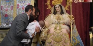 El Besamano a la Pastora concluye con la presentación de los niños ante la Virgen