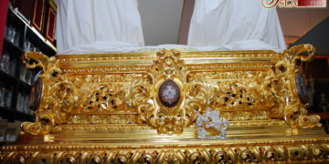 Una nueva moldura y la restauración de una cartela completan el remozado del paso de misterio de Misericordia
