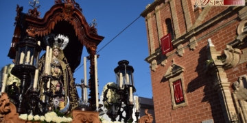 La dolorosa Servita recorre las calles de La Isla en una silente estación de penitencia