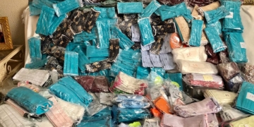 757 mascarillas, 18 gorros y salvaorejas para Cáritas y el convento de las Carmelitas Descalzas