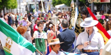 Un centenar de romeros isleños parten al Rocío tras una mañana de despedidas por la ciudad