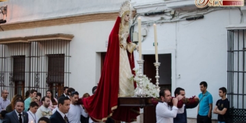 La Virgen de los Desamparados volvió anoche a su capilla en rosario de antorchas