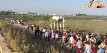 Los rocieros isleños ya en la aldea esperan a presentarse ante la Blanca Paloma esta tarde