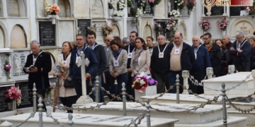 Medinaceli cumple con la tradición de celebrar un rosario por el Camposanto isleño