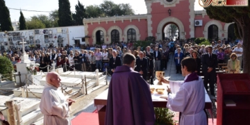 Ayuntamiento y Armada rinden homenaje a los difuntos en el cementerio municipal
