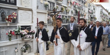 Los hermanos del Medinaceli rezaron el rosario por los difuntos en el cementerio isleño