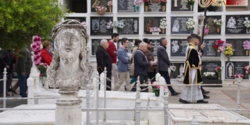 Los cofrades de Medinaceli rezaron el rosario por los difuntos en el cementerio isleño