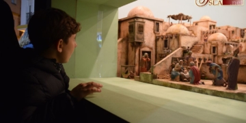 Columna bendice el primero de los belenes que se podrán visitar esta Navidad en La Isla
