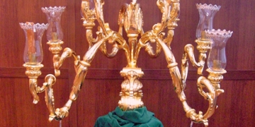 Los candelabros delanteros del paso de Medinaceli, ya dorados