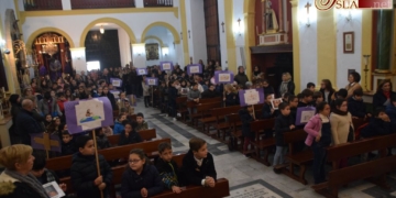 La lluvia impide que el Vía-Crucis de los niños de Comunión de la Pastora salga a la calle