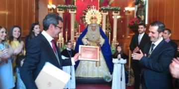La Hermandad de Cristo Rey entregó la llave de La Salle a Manuel Sánchez Casas