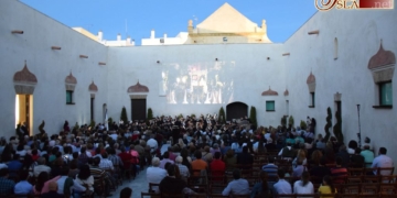 El Castillo San Romualdo se llena para disfrutar de las mejores marchas y vídeos cofrades