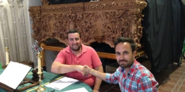 Santa Elena firma con Manuel Oliva la finalización del tallado de los respiraderos de su paso